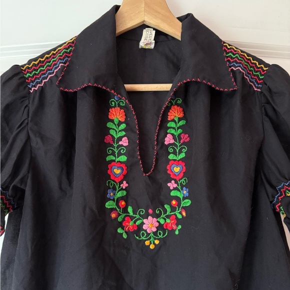 Vintage Embroidered Blouse Top Hungarian Folk Boho Hippy Floral Black Medium - Picture 4 of 5